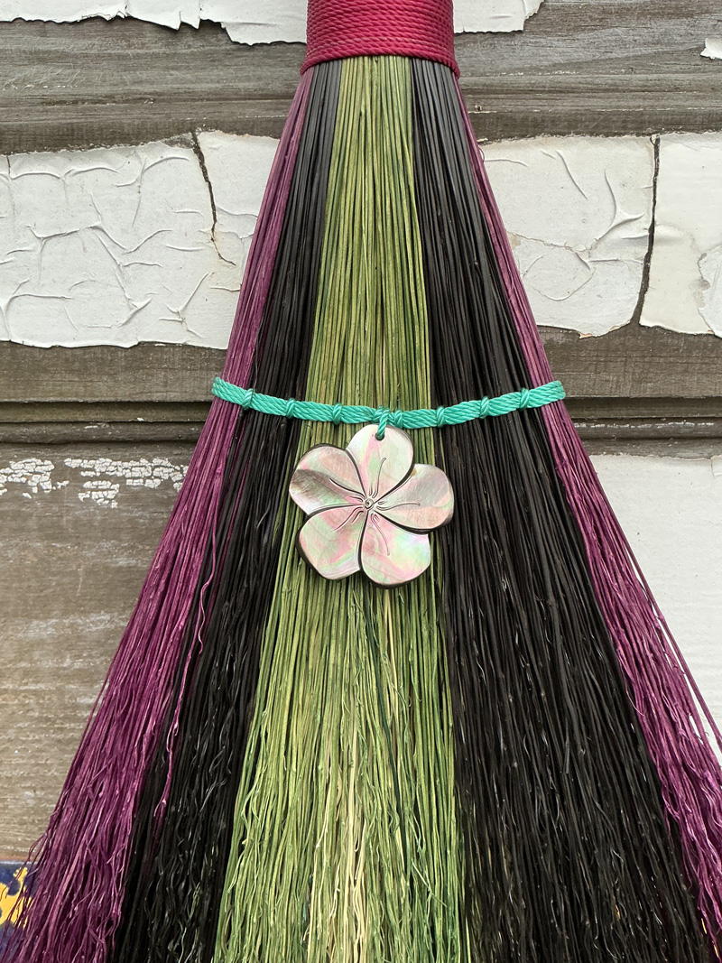 Woven Hurl Oyster Shell Flower Hand Broom - Image 3